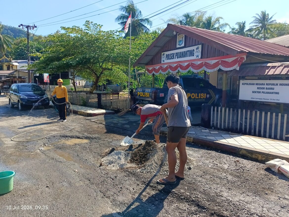 ​Wujud Sinergitas, Polsek Pujananting Bersama Warga Gelar Jumat Bersih Hingga Cor Jalan
