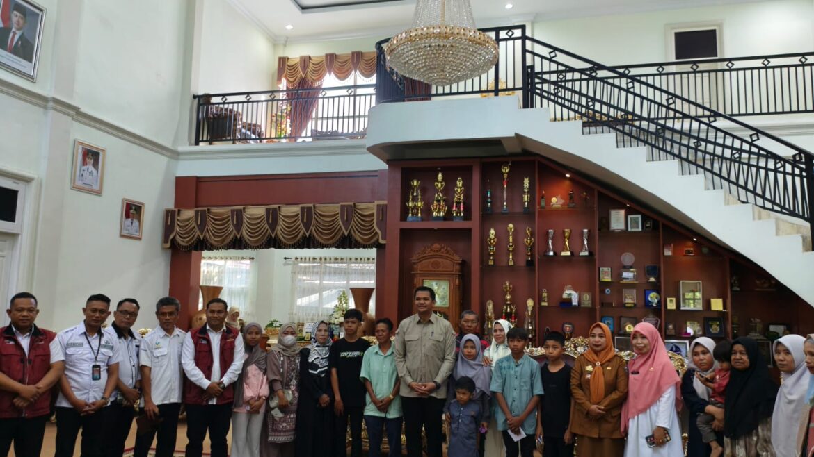 Bupati Uji Nurdin Lepas Lima Siswa Emban Pendidikan di Sekolah Rakyat