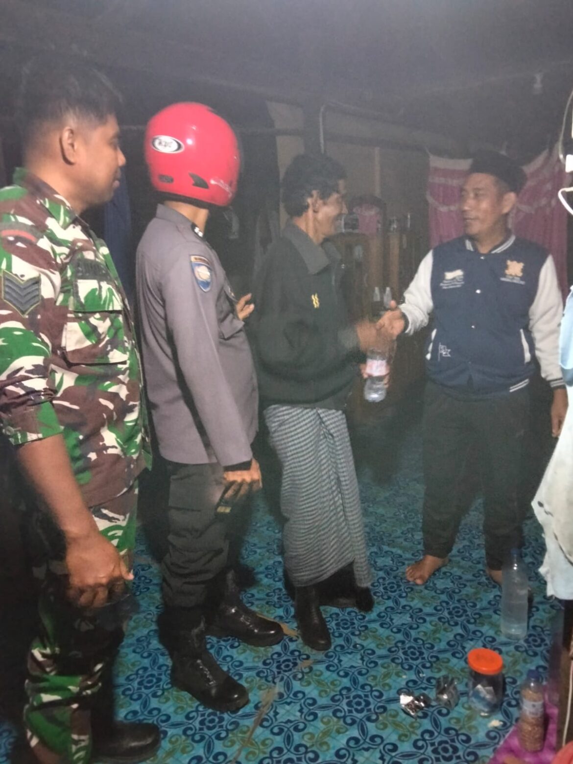 ​Kedepankan Pendekatan Persuasif, Aparat Desa Libureng Pastikan Pasien ODGJ Dapat Perawatan Layak di Makassar