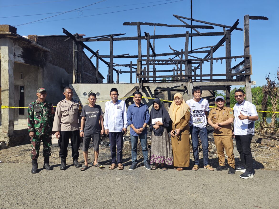 ​Gelar Aksi Sosial, Pengurus IKA SPADEL Bersama Pemerintah Setempat Serahkan Donasi Kebakaran di Juppai’e