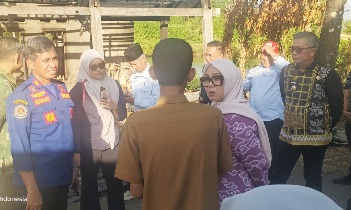 ​Aksi Tanggap Bencana, Kasatpol-PP dan Damkar Barru Kawal Kunjungan Kemanusiaan Bupati di Juppai