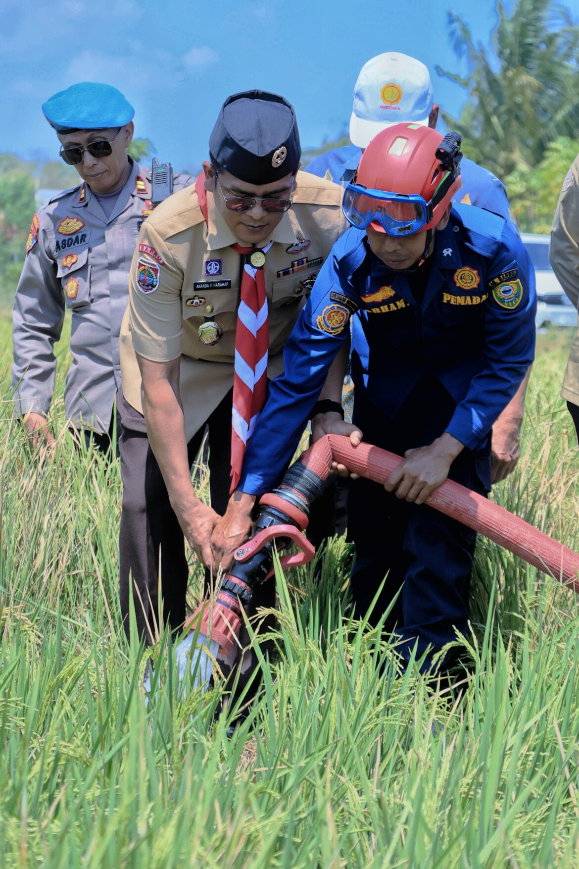 Polres Barru Inisiasi Kolaborasi Salurkan Bantuan Air untuk Sawah Terdampak Kekeringan