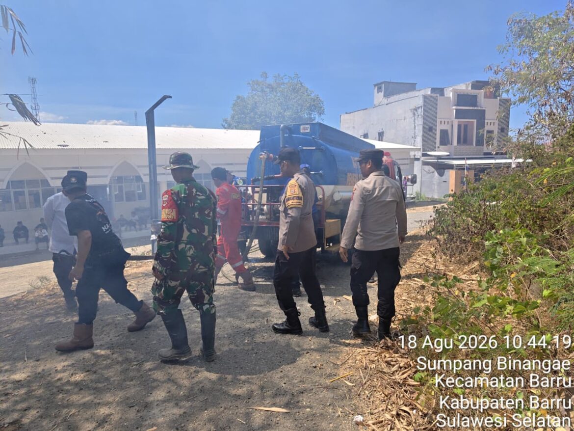 ​Cegah Api Meluas ke Asrama Kurir Langit, Anggota Polsek dan Damkar Barru Berhasil Padamkan Kebakaran Bambu
