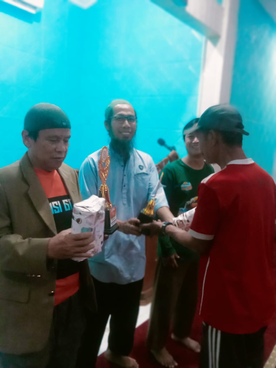64 Peserta  Lomba HUT RI  ke 81 di Borong Raukang Samata Terima Hadiah  Semarak peringatan Hari Ulang Tahun ke-81 Kemerdekaan Republik Indonesia di lingkungan kompleks Balda Sakinah dan Bumi Samata Permai (BSP) lingkungan Borong Raukang, kelurahan Samata, Somba Opu, kabupaten Gowa, semakin meriah dengan dilaksanakannya kegiatan pembagian hadiah kepada para pemenang berbagai perlombaan di Masjid Balda Sakinah, Senin (24/8/2026) sore.  Kegiatan pembagian hadiah tersebut menjadi bentuk apresiasi atas antusiasme dan partisipasi seluruh peserta yang telah turut menyemarakkan peringatan HUT Kemerdekaan RI melalui berbagai kegiatan yang kreatif, sportif dan penuh kebersamaan.  Tidak Menyangka 	Antusias anak anak dan dewasa yang mengikuti kegiatan lomba ini sangat besar, dari 5 lomba yang direncanakan panitia akhirnya membengkak menjadi 12 jenis lomba dengan jumlah pemenang mencapai 64 orang anak dan dewasa termasuk menyiapkan juara pavorite. 	Sejumlah perlombaan yang dipertandingkan antara lain Lomba Tenis Meja Dewasa dan Remaja, Lomba Dai Cilik, Adzan, Sambung Ayat, Balap Karung, Lomba Makan Kerupuk dan berbagai lomba lainnya. 	Menurut panitia, Fadlan Wildhan, Lomba ini dilaksanakan di 3 tempat yang berbeda,”Kita laksanakan di masjid Nurul Khalifah kompleks BSP, kemudian di masjid Balda Sakinah kompleks Balda dan Lapangan Sepak Bola BSP. Alhamdulillah semua peserta gembira dengan adanya pelaksanaan kegiatan ini” ujar Fadlan. Beragam perlombaan tersebut tidak hanya menjadi ajang kompetisi, tetapi juga sarana untuk mempererat silaturahmi, meningkatkan kreativitas serta menumbuhkan semangat gotong royong sesame warga.  Urung Hadir Seyogyanya, wakil ketua DPRD Gowa, Taufik Surullah hadir dalam kegiatan ini untuk menyerahkan hadiah langsung ke pesertaa. Namun karena kesibukan dan ada kegiatan mendadak yang tidak bisa diwakili maka dirinya meminta maaf dan berharap pada kegiatan mendatang bisa bersilaturrahmi dengan warga. Penyerahan hadiah berlangsung dalam suasana penuh kegembiraan dan menjadi bentuk apresiasi atas semangat, kreativitas serta partisipasi seluruh peserta yang diserahkan langsung ketua RT 3 RW 7 Kelurahan Samata bersama Takmir Masjid ustad Endin.