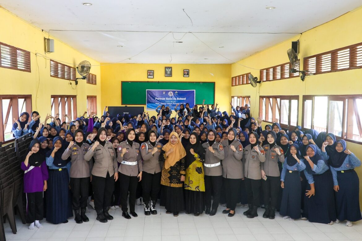 ​Sambut HUT Polwan 2026, Polres Barru Edukasi Siswa SMPN 1 Barru Tentang Batasan Diri dan Pertemanan Sehat