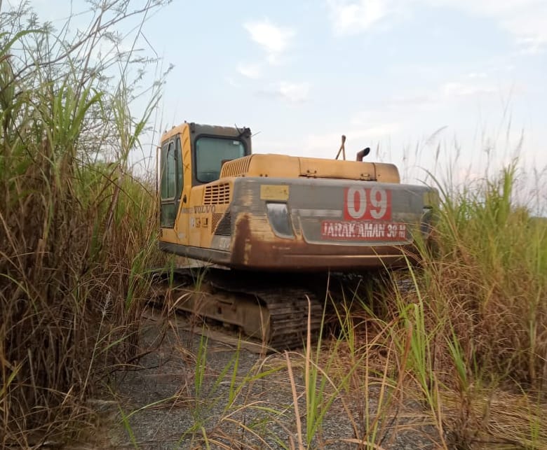 Warga Pertanyakan Dugaan Alat Berat di Gunakan Tambang Pasir Ilegal di Lelejae, Dipindahkan Saat Pemeriksaan