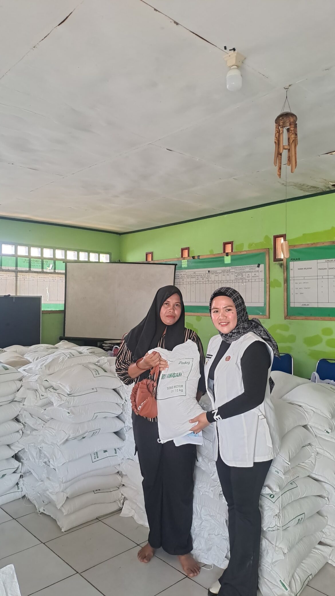 195 KK Di Padang Kalua Terima Bantuan Pangan Beras 30 Kg.