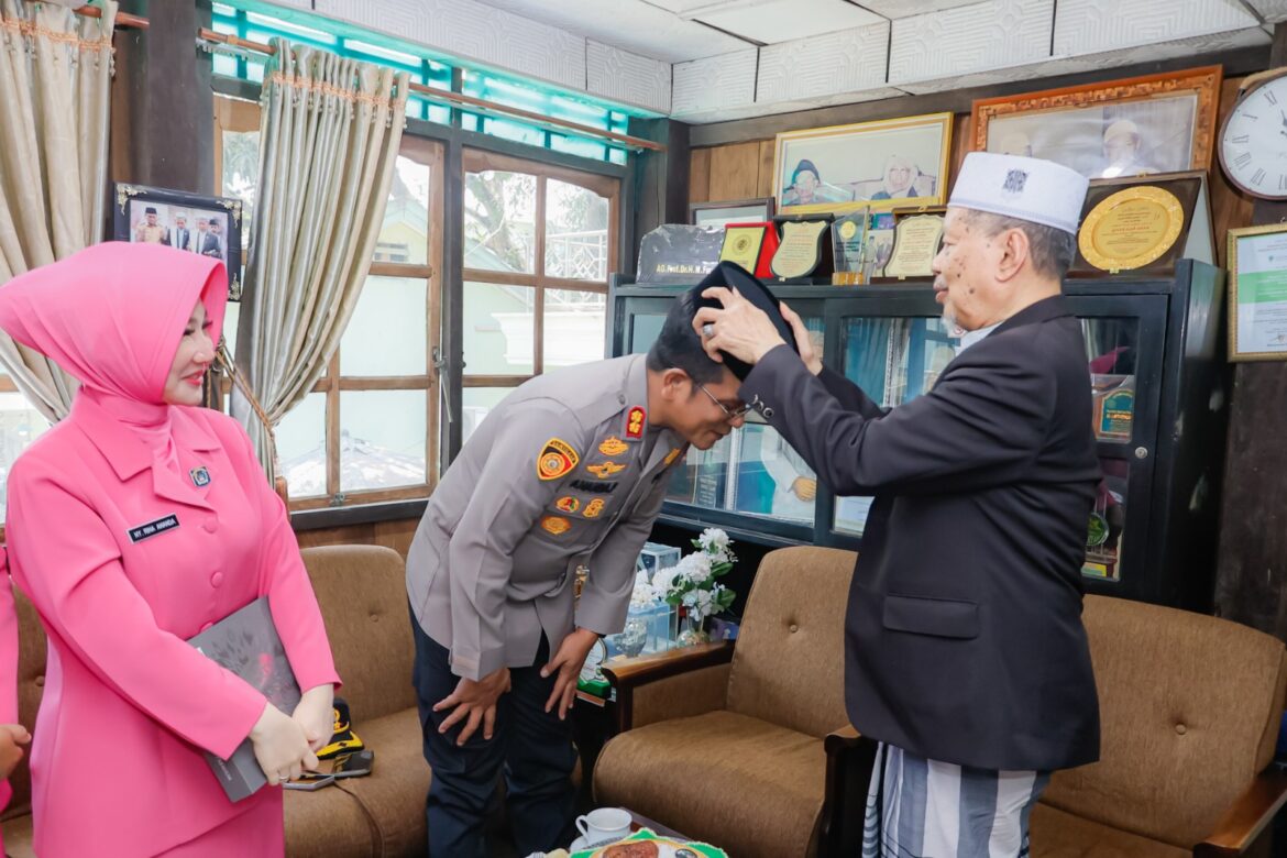 ​Perkuat Silaturahmi Jelang Akhir Masa Tugas, Kapolres Barru Sowan ke KH Faried Wadjedy
