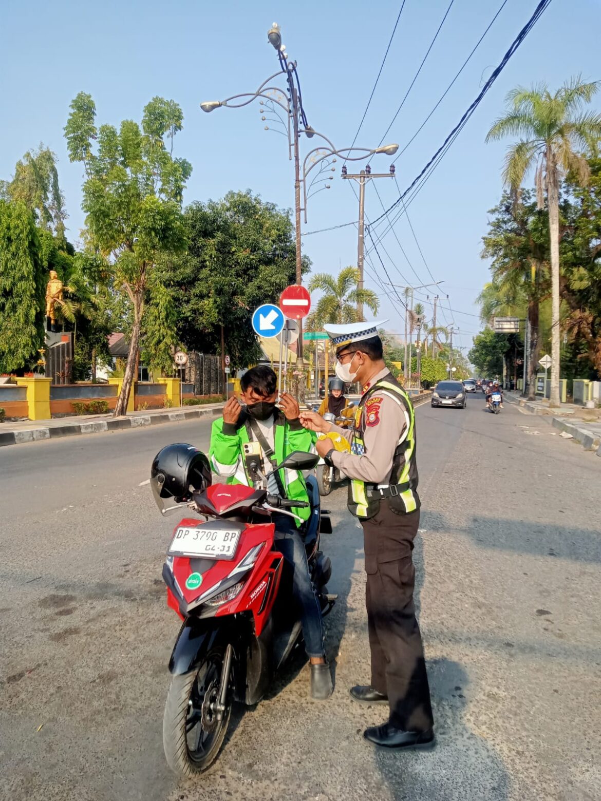 ​Cegah Gangguan Kesehatan Akibat Karhutla, Polres Barru Turun ke Jalan Bagikan Masker