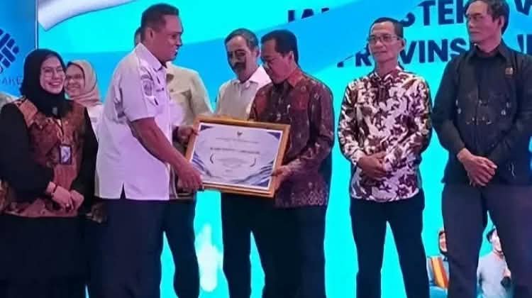 Bupati Enrekang H. Muh. Yusuf Ritangnga Bagikan Sertifikat Elektronik