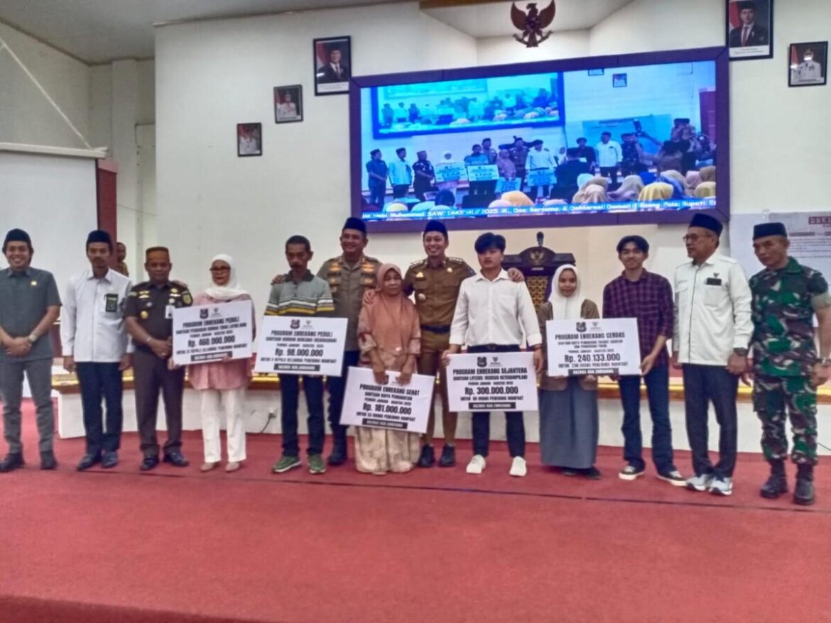 Secara simbolis Bupati Enrekang Serahkan Bantuan BAZNAS  Kepada Lima Orang Mustahik