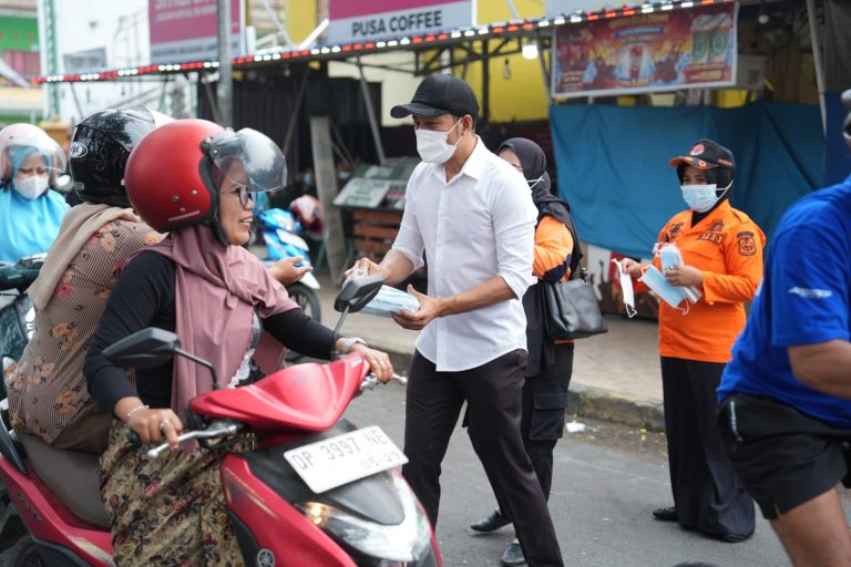 Bupati Enrekang Bagi Masker dan Imbau Warga Waspada Kabut Asap Karhutlla