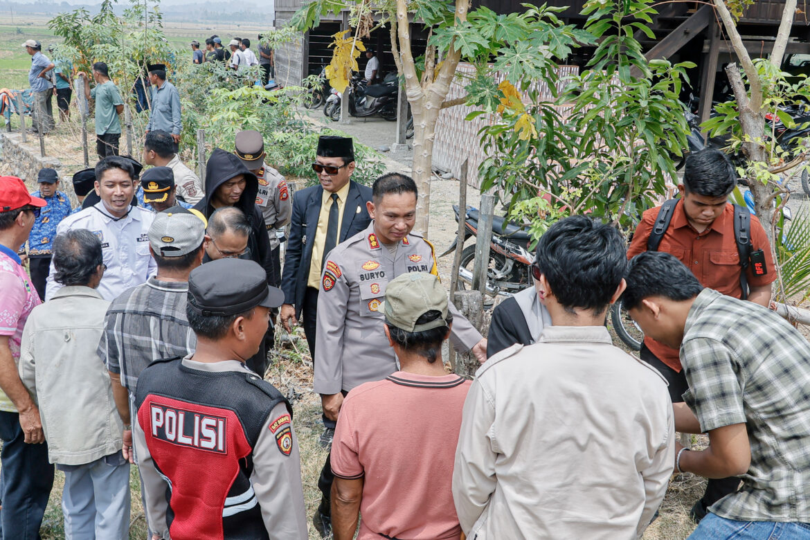 Polres Barru Perkuat Sinergi dengan Masyarakat Lewat Kehadiran di Upacara Adat Mappalili Desa Nepo
